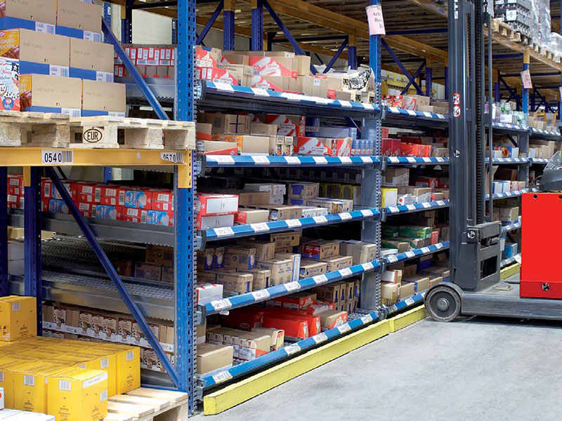Static pallet racking equipped with flow shelves for carton live storage