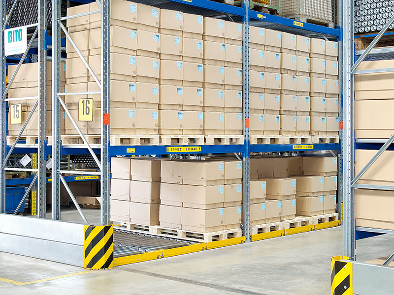 Static pallet racking equipped with roller conveyor modules for pallet live storage
